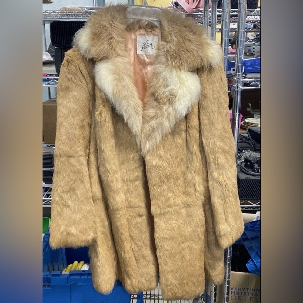 VINTAGE RABBIT FUR + ROSE CHAMPAGNE SATIN LINED 70’s COAT - PRICE FIRM BUY ONLY - Picture 10 of 11